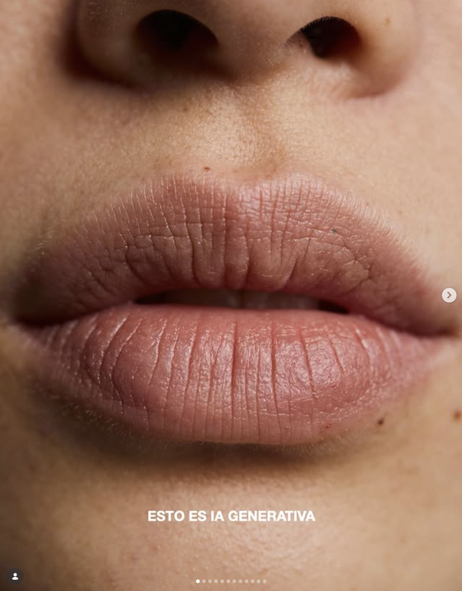 Primer plano hiperrealista de labios y boca generados por IA — poros, grietas, textura indistinguible de una fotografía.