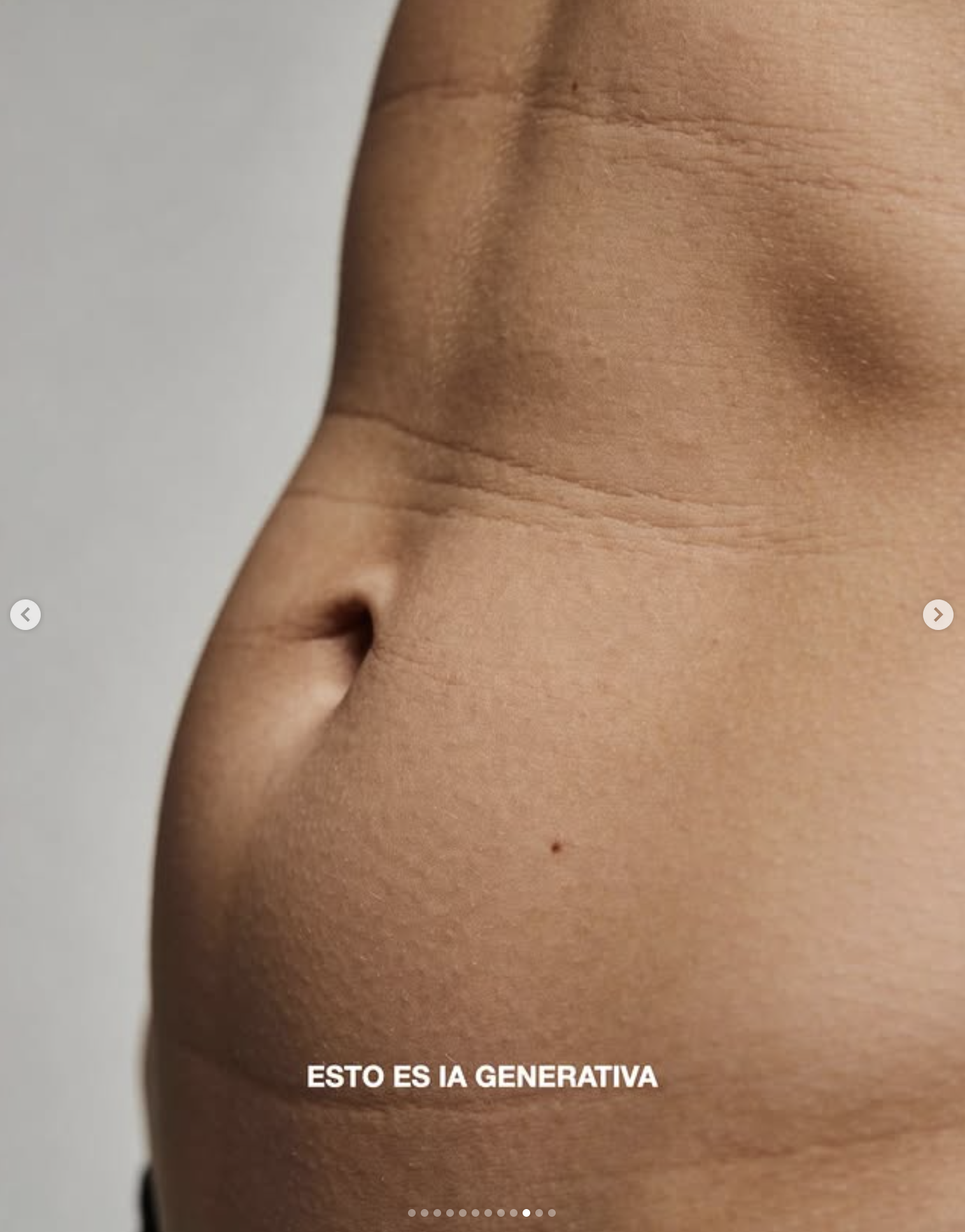 Primer plano hiperrealista de un torso y ombligo generados por IA — pliegues de piel, lunares y vello fino.
